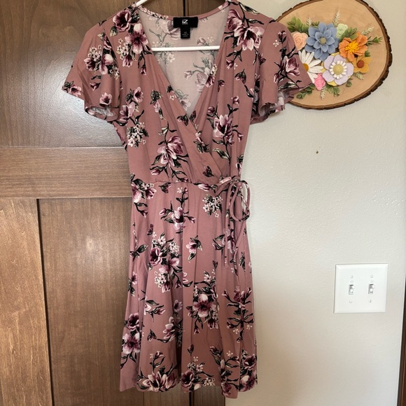 Iz Byer Dresses & Skirts - iZ Byer Mauve Pink Purple Floral Wrap Dress Size XS